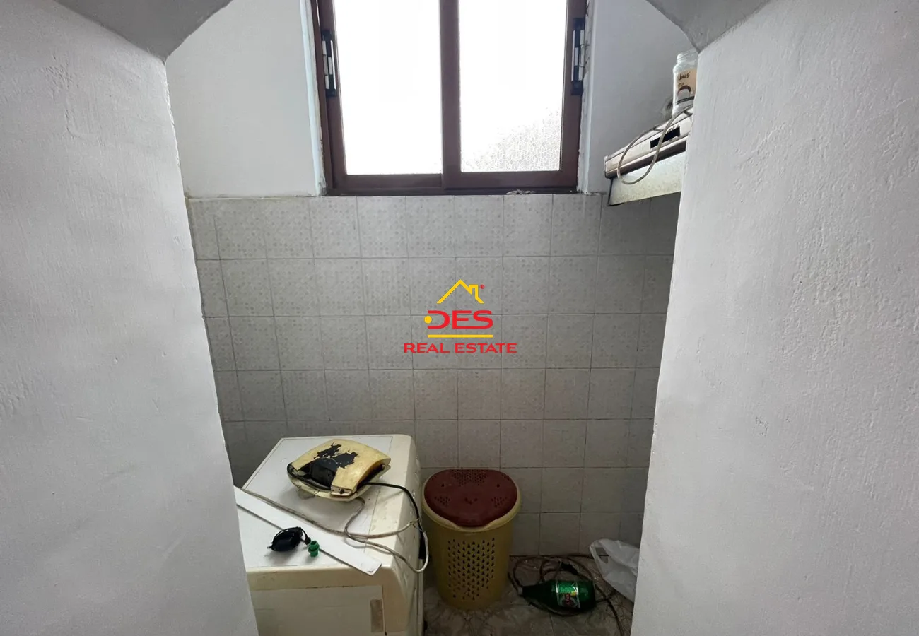 Shitet apartament 1+1 pranë shkollës 24 maj,vlorë 📍 pallat ekzistus 🏛