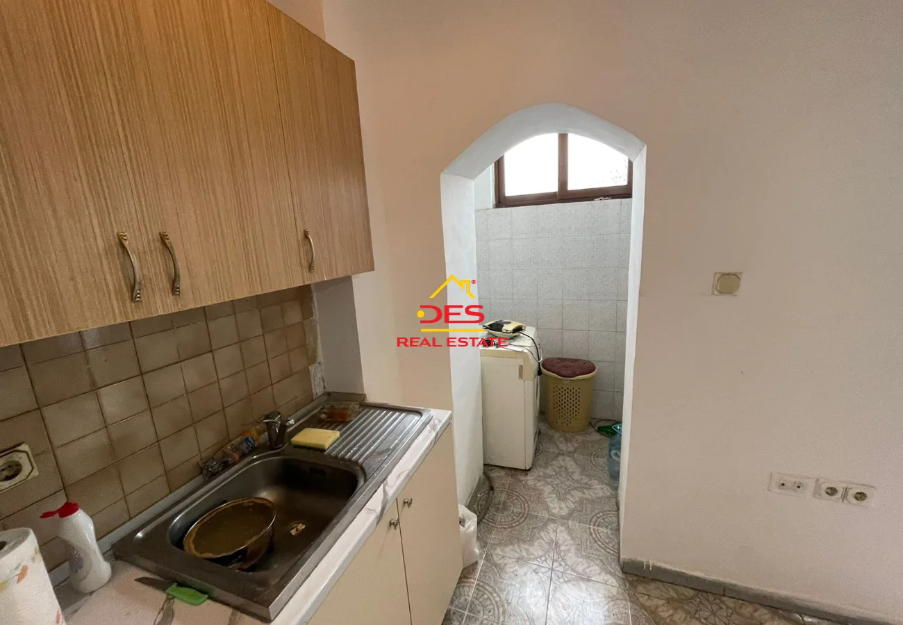 Shitet apartament 1+1 pranë shkollës 24 maj,vlorë 📍 pallat ekzistus 🏛