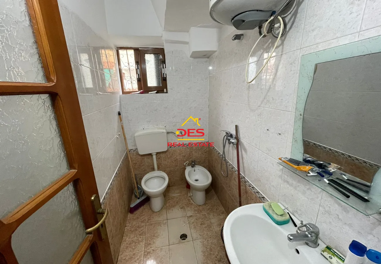 Shitet apartament 1+1 pranë shkollës 24 maj,vlorë 📍 pallat ekzistus 🏛