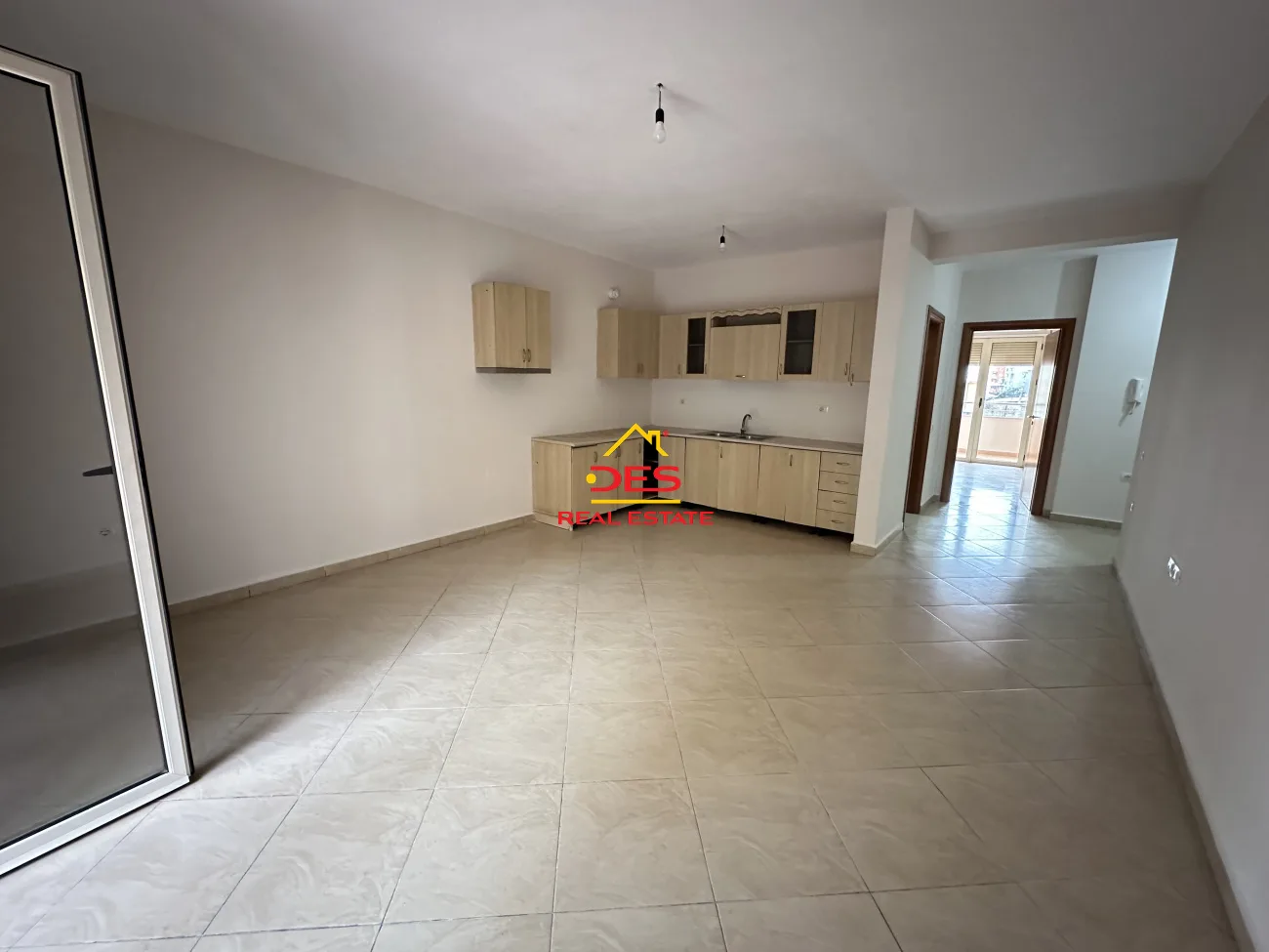 SHITET APARTAMENT 1+1TE RRUGA E CIPAJVE ,VLORË (Rruge Kryesore)