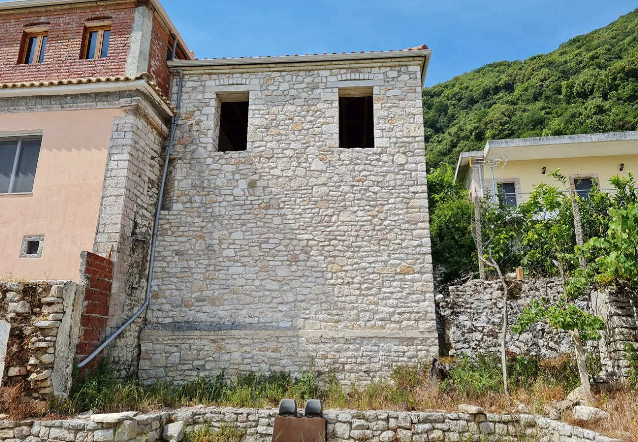 Shitet truall + shtëpi private në fshatin nivicë, himarë