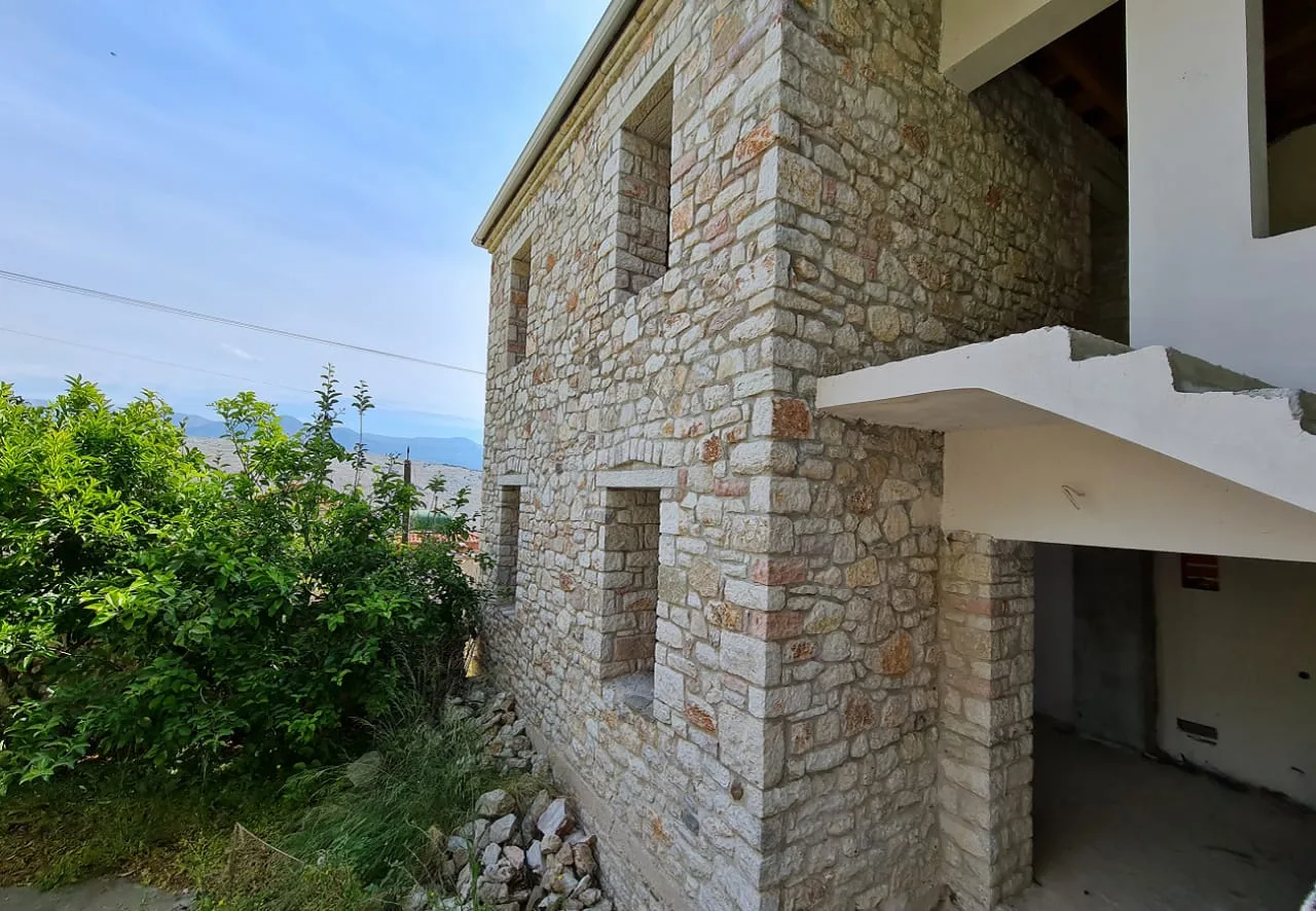 Shitet truall + shtëpi private në fshatin nivicë, himarë