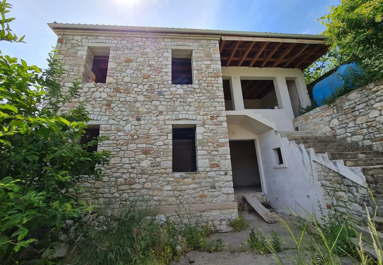 Shitet truall + shtëpi private në fshatin nivicë, himarë
