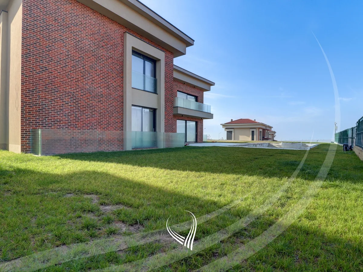 Shtëpi-Rezidencë 750m2 me qira në lagjen Marigona Hill