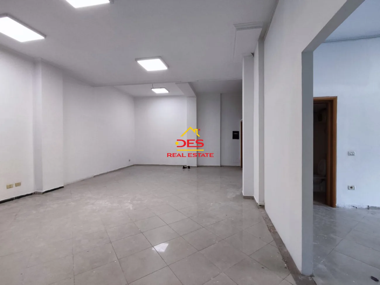 Jepet me qira ambjent biznesi 108 m2, pranë rr. barrikadave, tiranë.