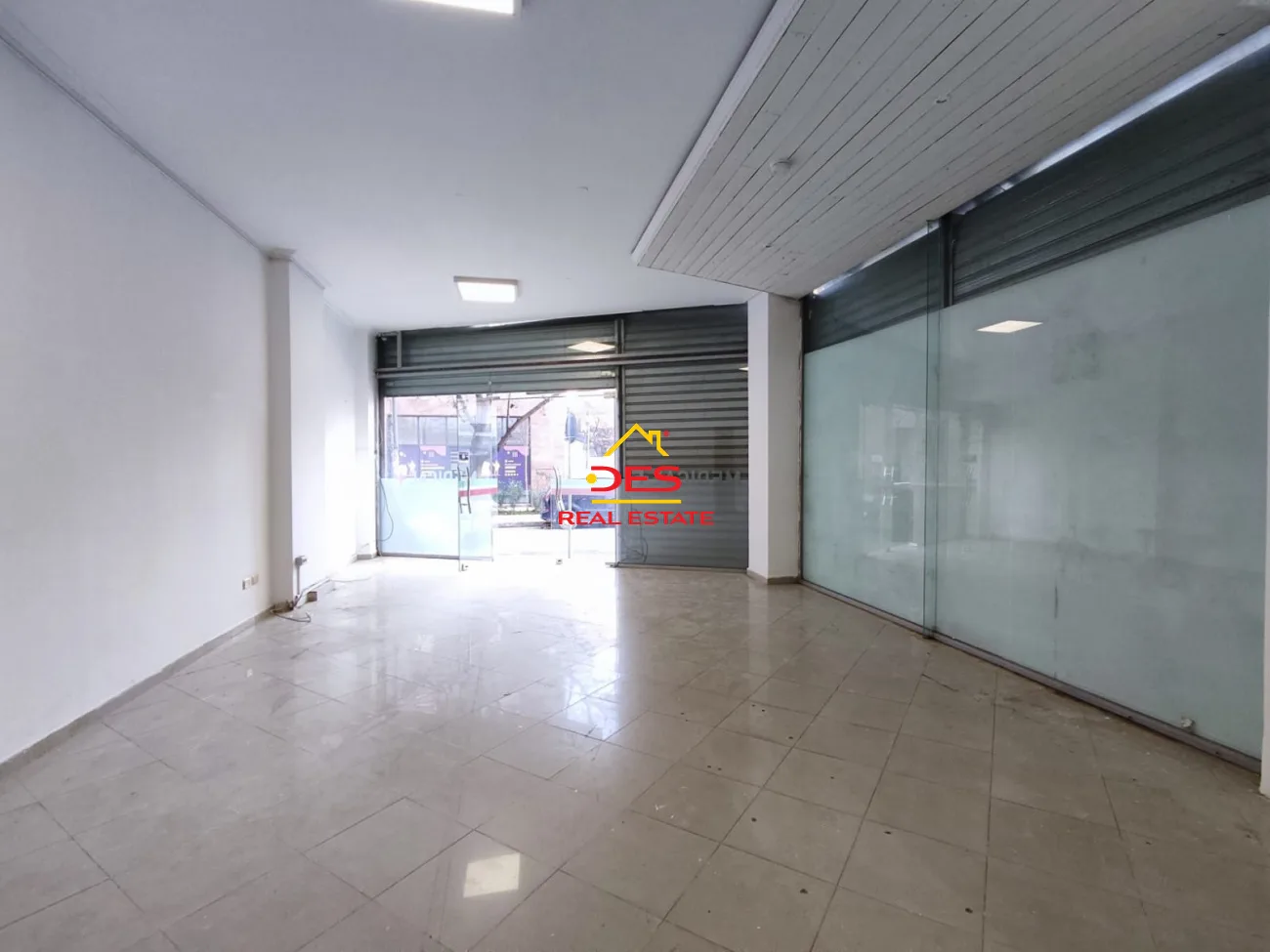 Jepet me qira ambjent biznesi 108 m2, pranë rr. barrikadave, tiranë.