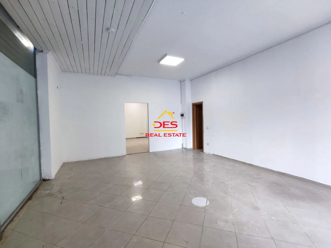 Shitet ambjent biznesi 108 m2, pranë rr. barrikadave, tiranë.