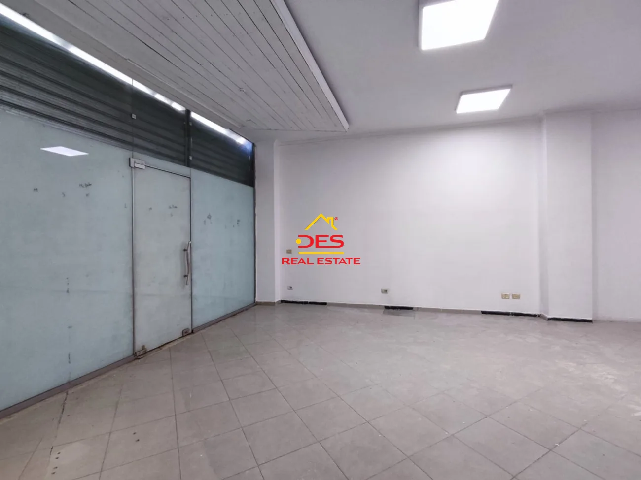 Shitet ambjent biznesi 108 m2, pranë rr. barrikadave, tiranë.