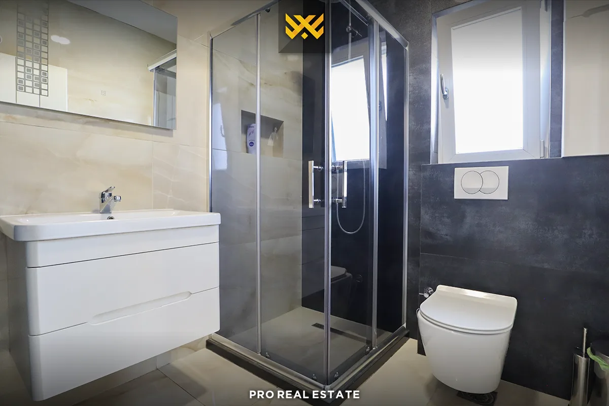 Shtëpi 230m² për #SHITJE në Lagjen Ulpiana e Re.