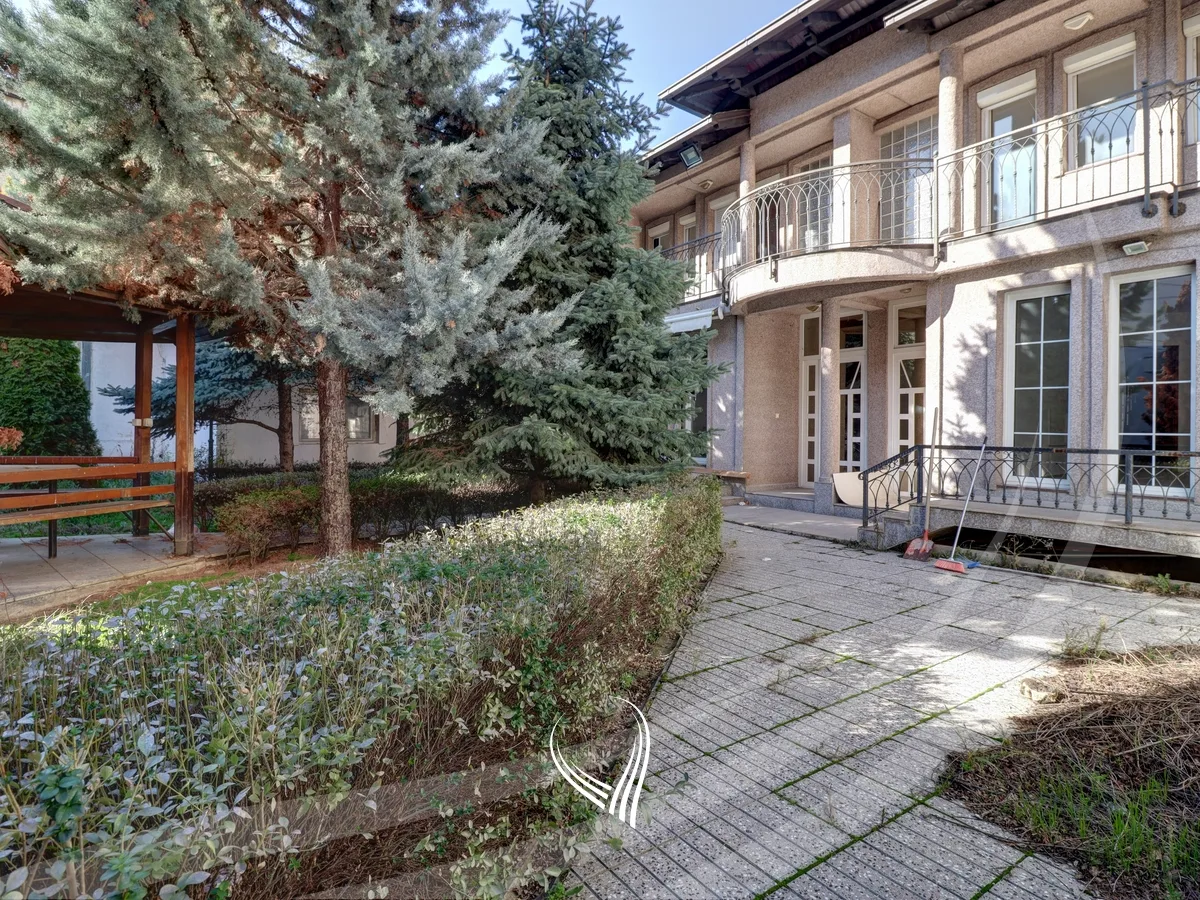 Zyre 175m2 me qira në Qendër