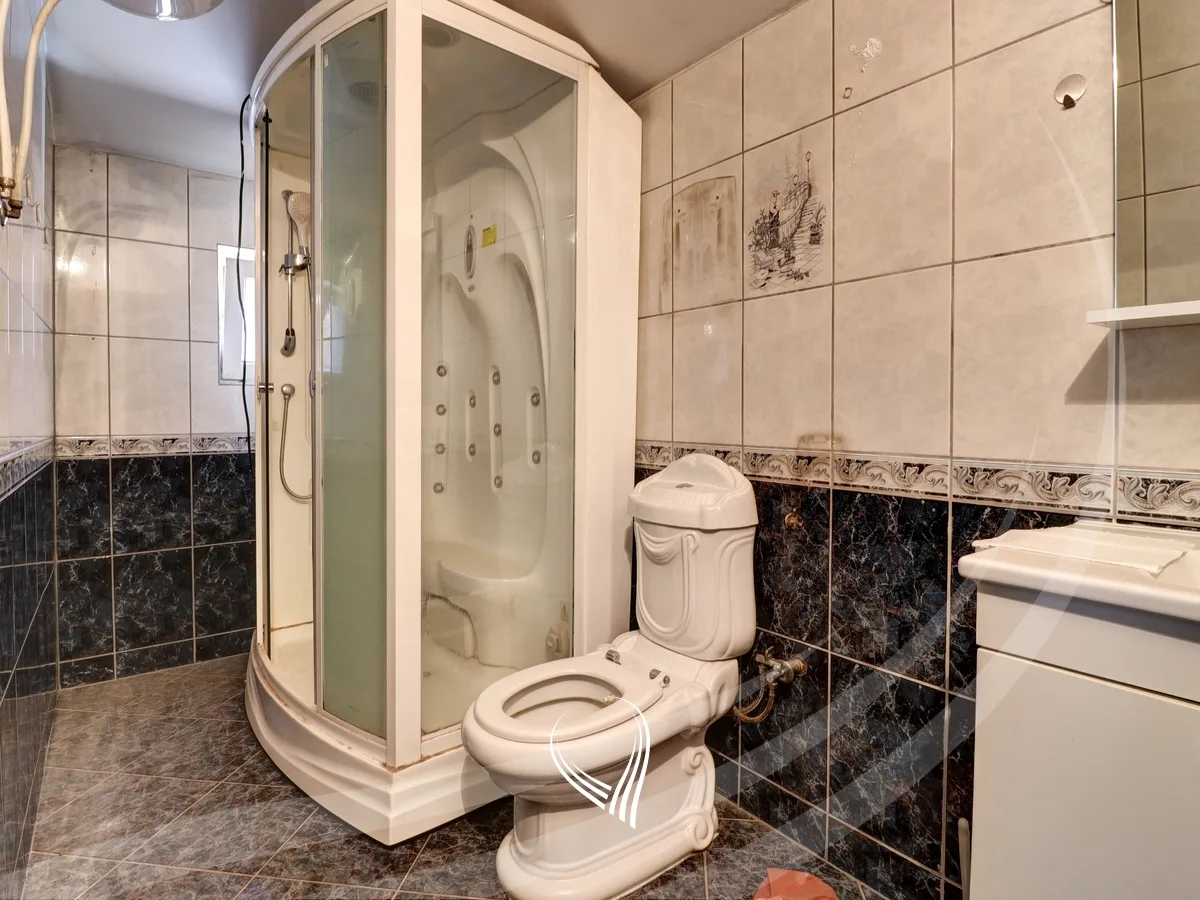 Zyre 175m2 me qira në Qendër
