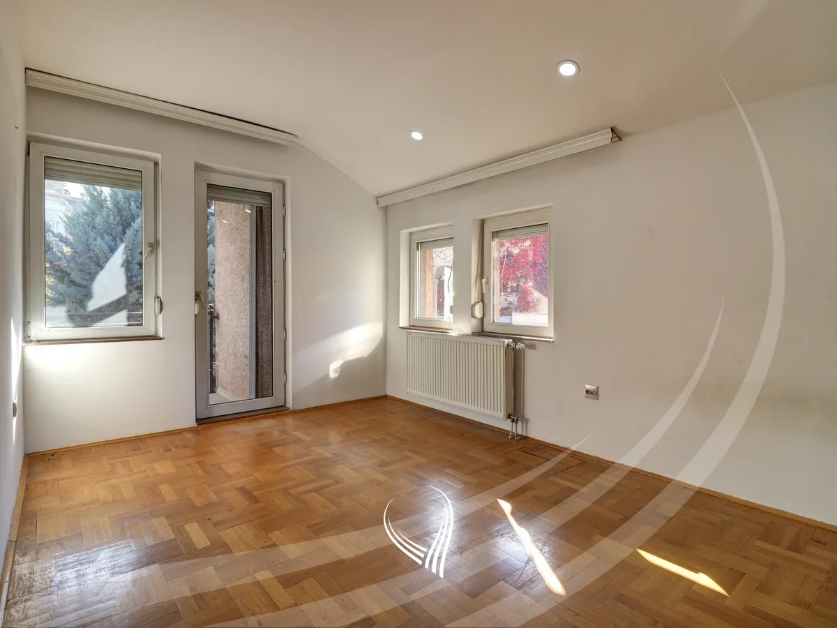 Zyre 175m2 me qira në Qendër