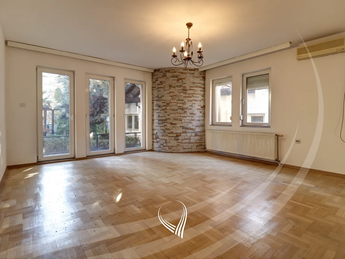 Zyre 175m2 me qira në Qendër