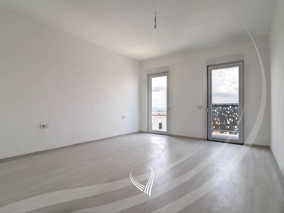 Penthouse me 5 dhoma gjumi në shitje në lagjen Prishtina e Re
