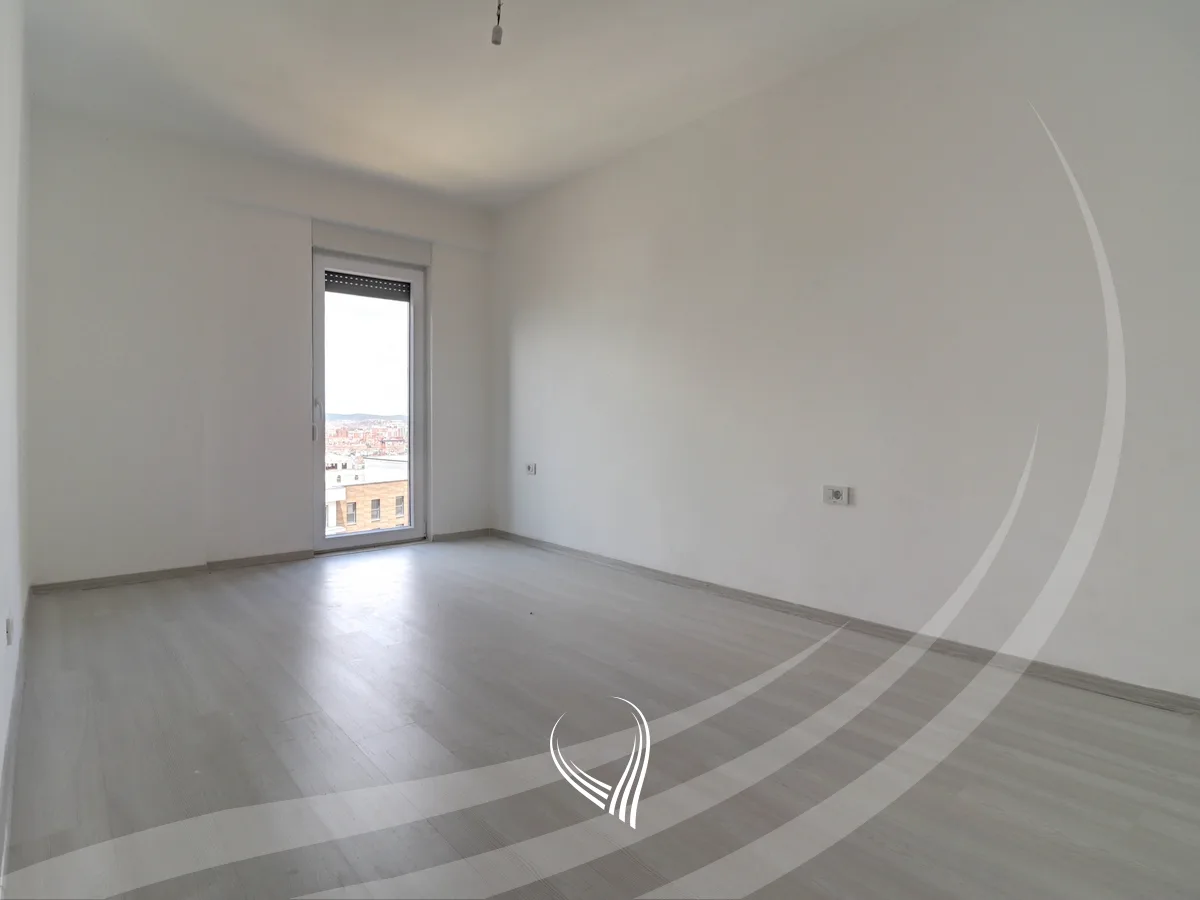 Penthouse me 5 dhoma gjumi në shitje në lagjen Prishtina e Re