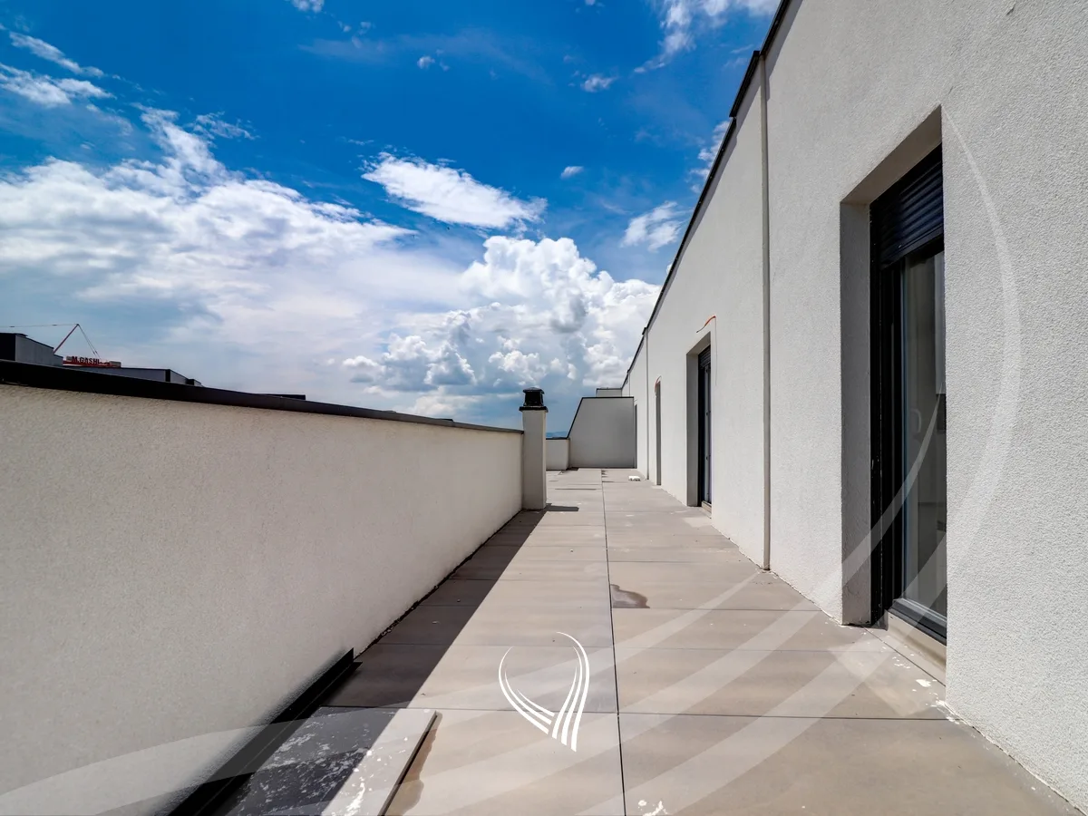 Penthouse me 5 dhoma gjumi në shitje në lagjen Prishtina e Re