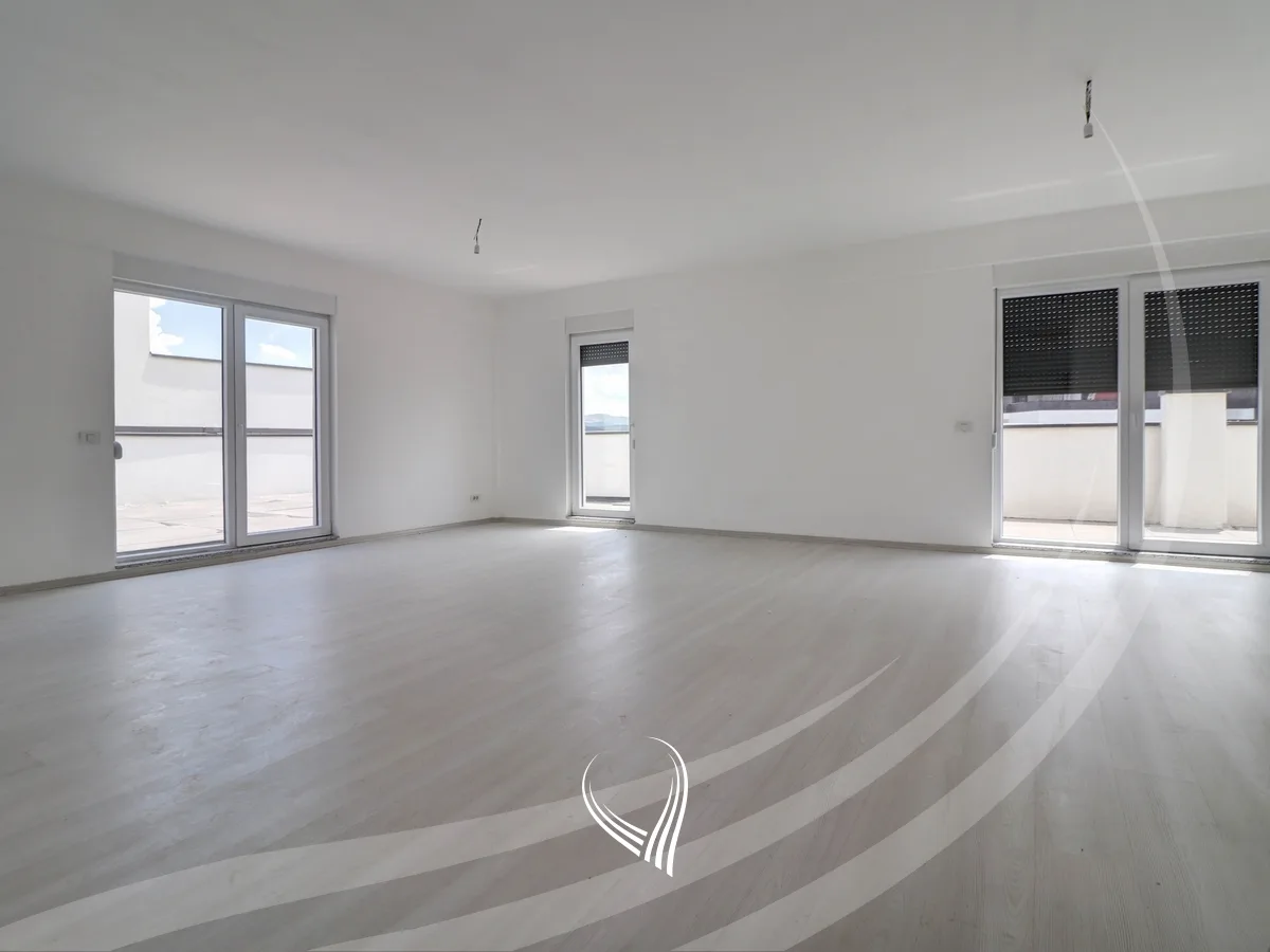 Penthouse me 5 dhoma gjumi në shitje në lagjen Prishtina e Re