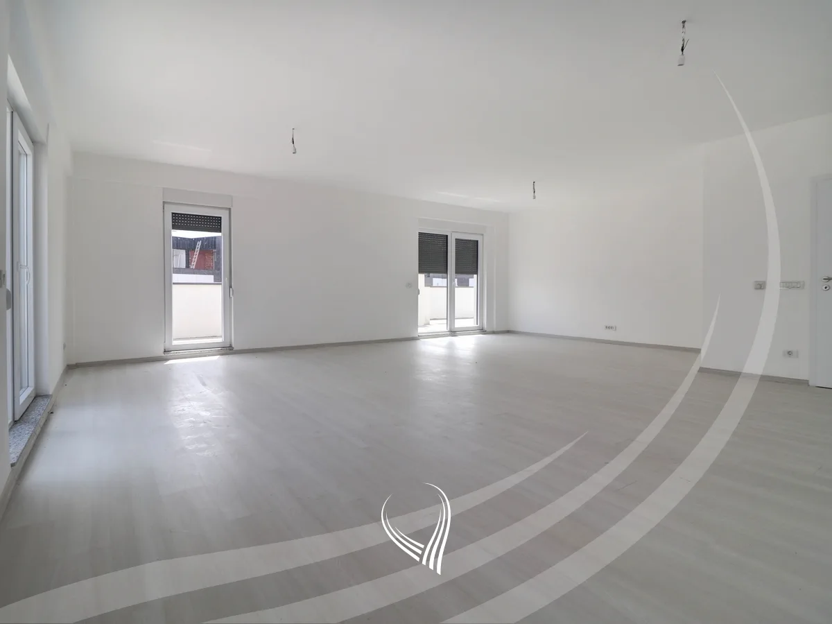 Penthouse me 5 dhoma gjumi në shitje në lagjen Prishtina e Re