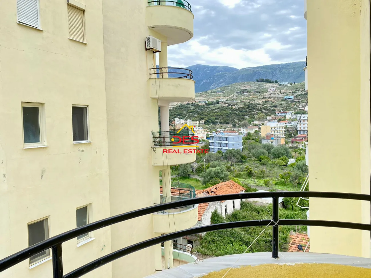 Shitet apartament 2+1+2 në himarë .