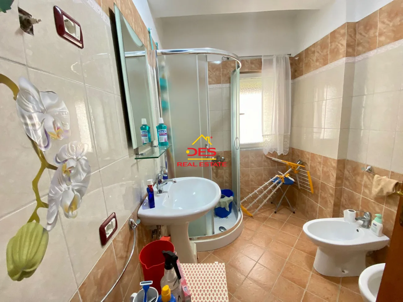 Shitet apartament 2+1+2 në himarë .