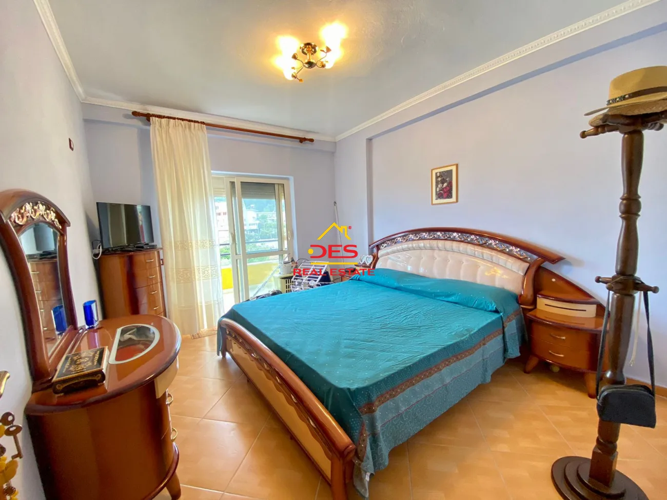 Shitet apartament 2+1+2 në himarë .