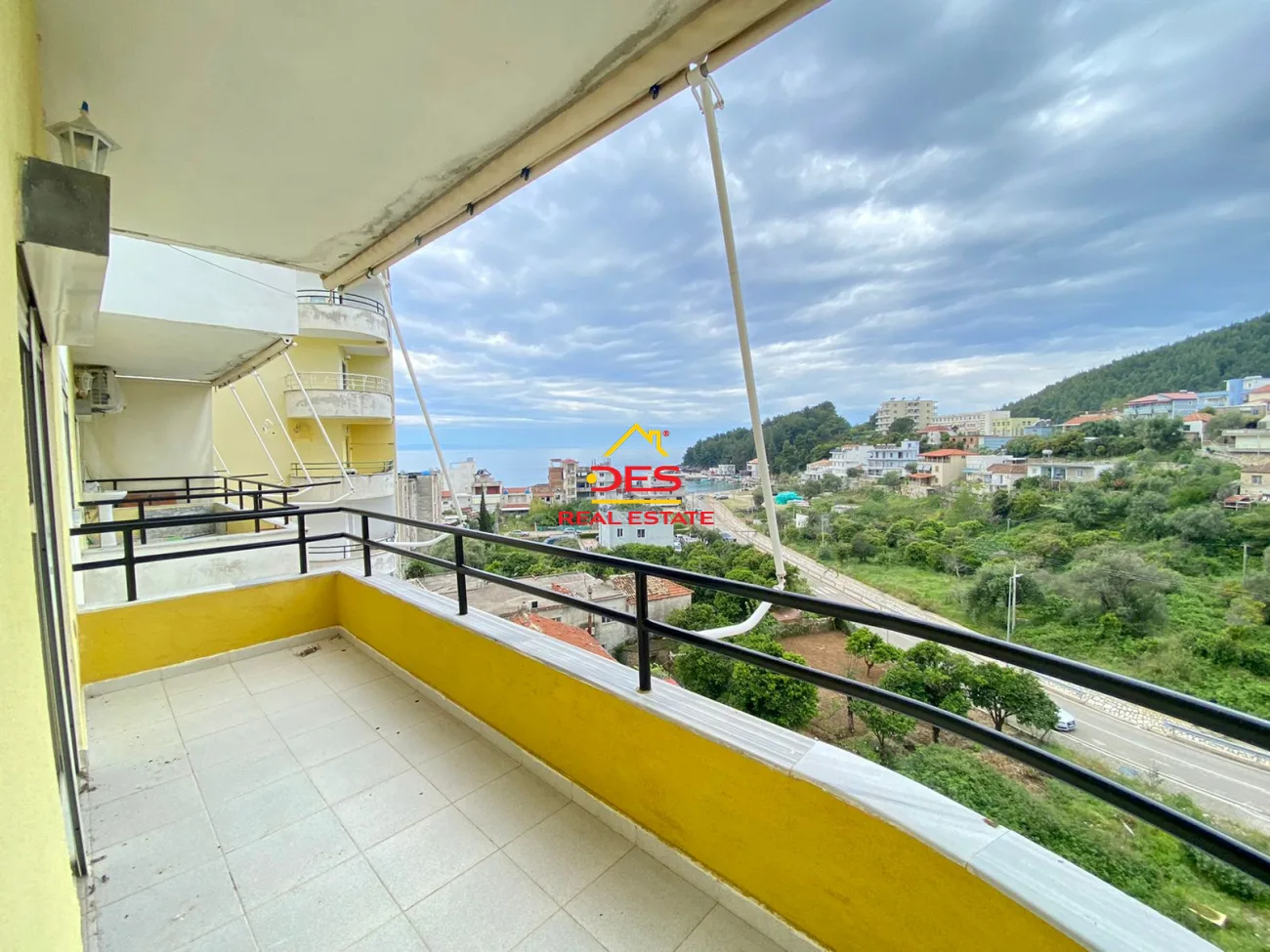 Shitet apartament 2+1+2 në himarë .