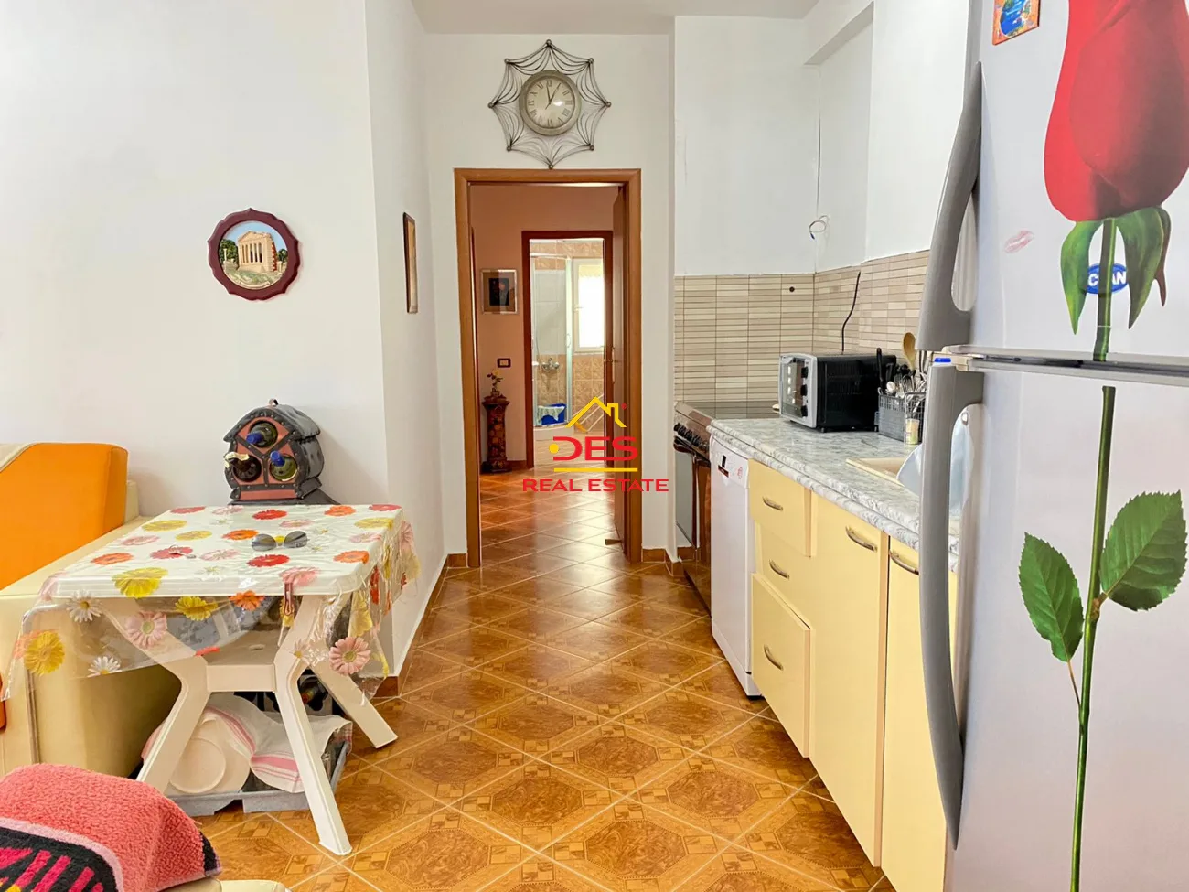 Shitet apartament 2+1+2 në himarë .