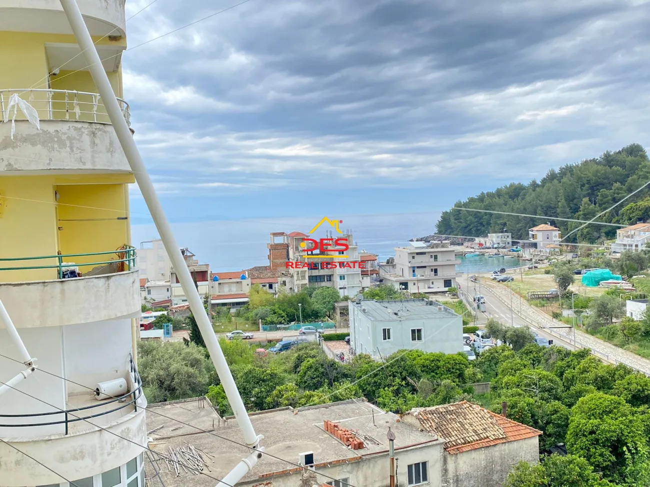 Shitet apartament 2+1+2 në himarë .