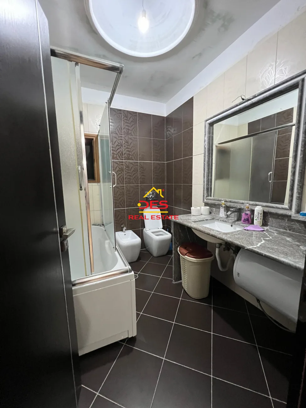 Jepet me qira vilë 3 kate pranë hotel salvadore,vlorë!