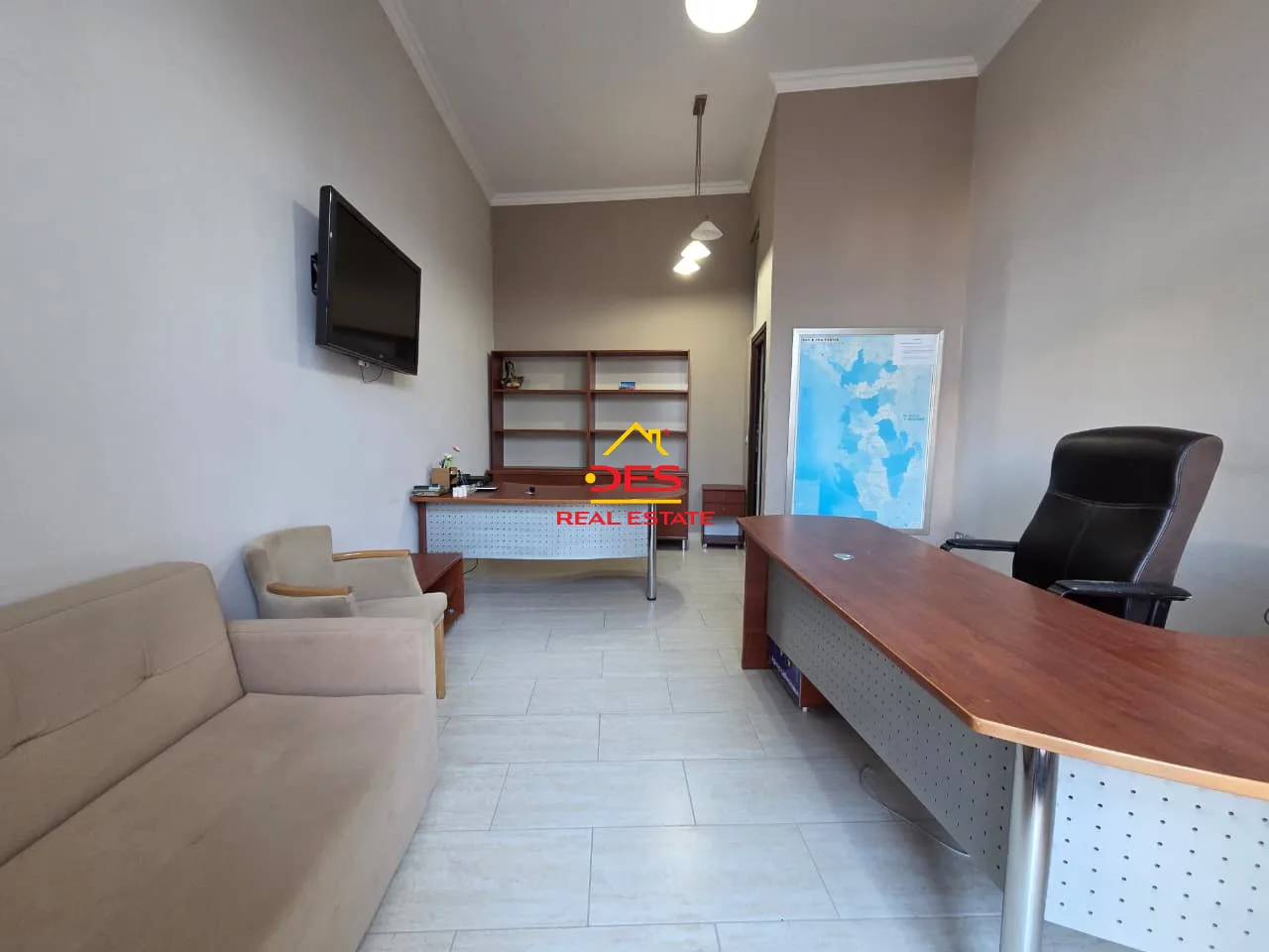 Jepet me qira ambient biznesi (zyrë) pranë xhamisë ,vlorë