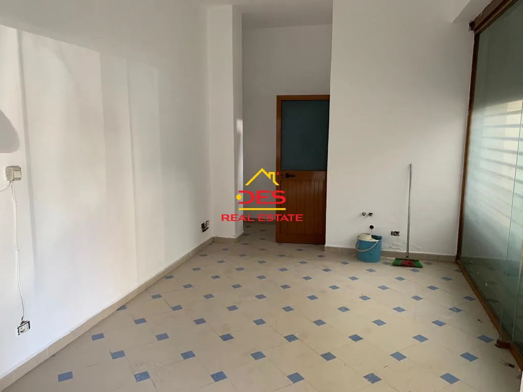 Shitet ambjent biznesi në qendër të qytetit, elbasan.