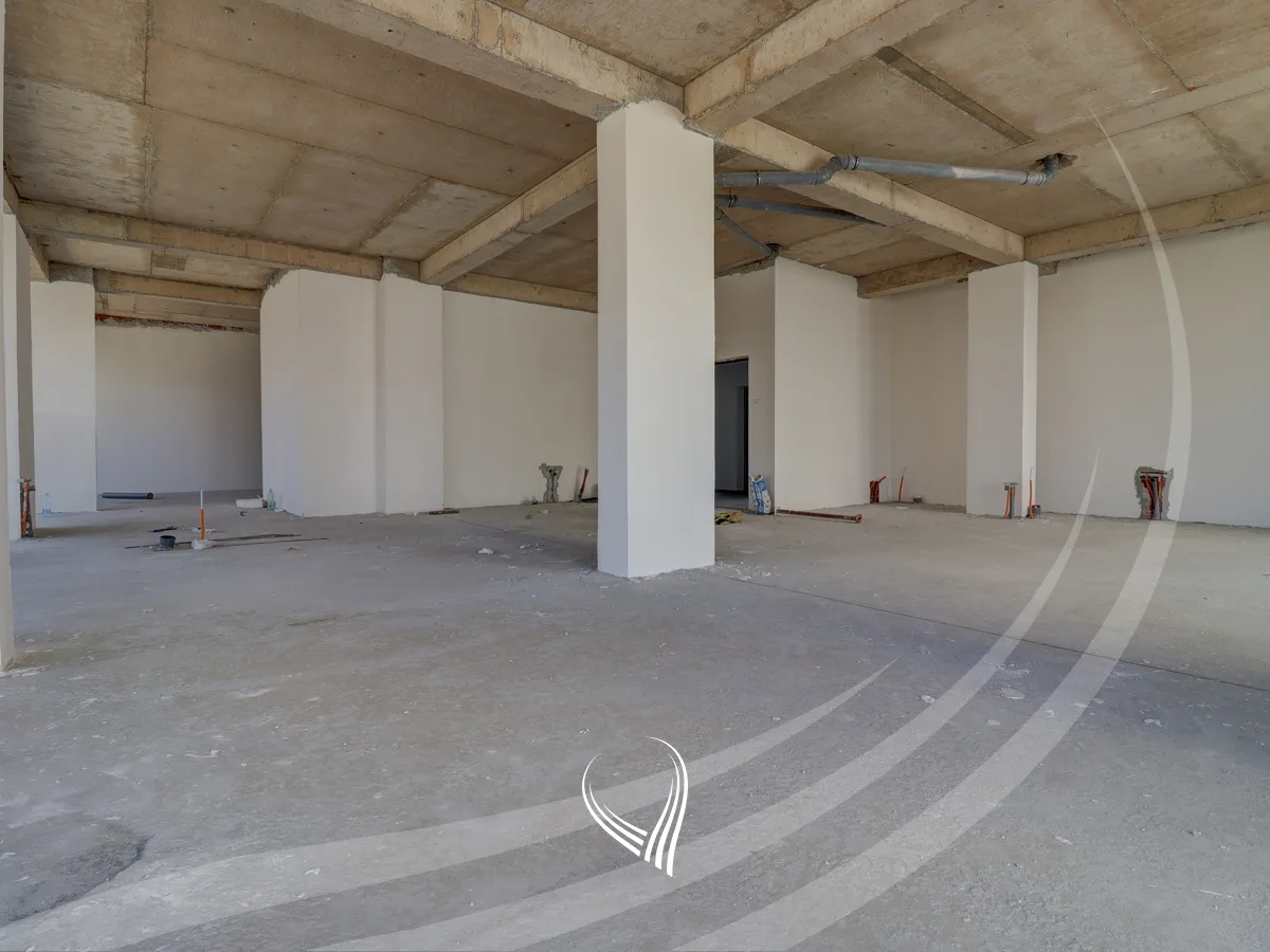 Lokal 213.18 m2 në shitje në Veternik