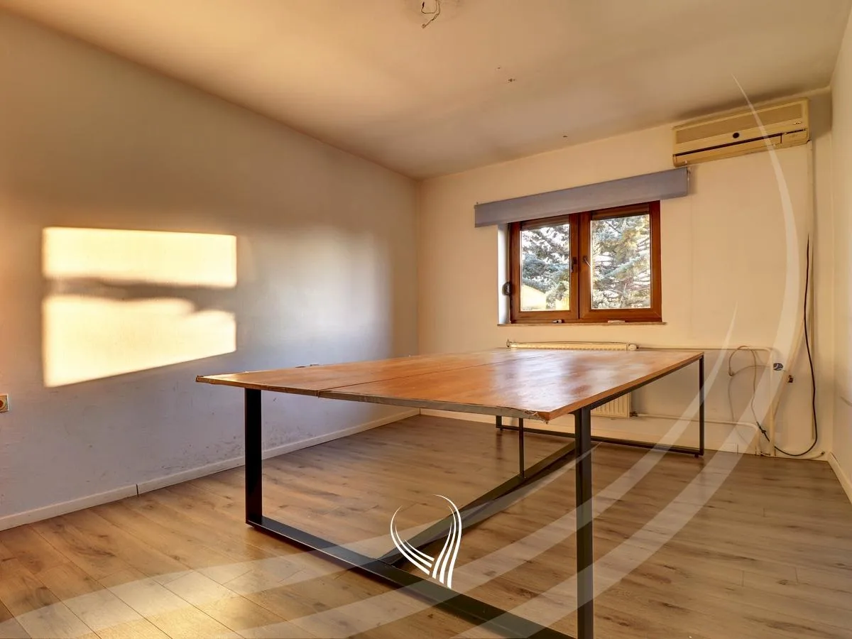 Objekt afarist 250m2 me qira në lagjen Bregu I Diellit - Lagjia e Profesorave
