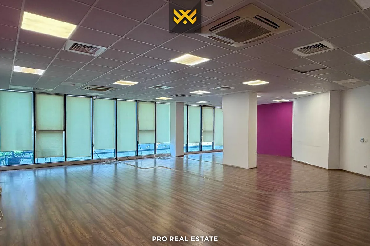 Lokal / Zyrë 1350m² me #QIRA në Pejton