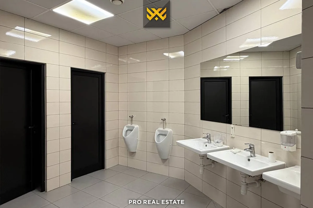Lokal / Zyrë 1350m² me #QIRA në Pejton