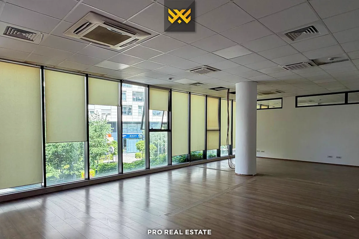 Lokal / Zyrë 1350m² me #QIRA në Pejton