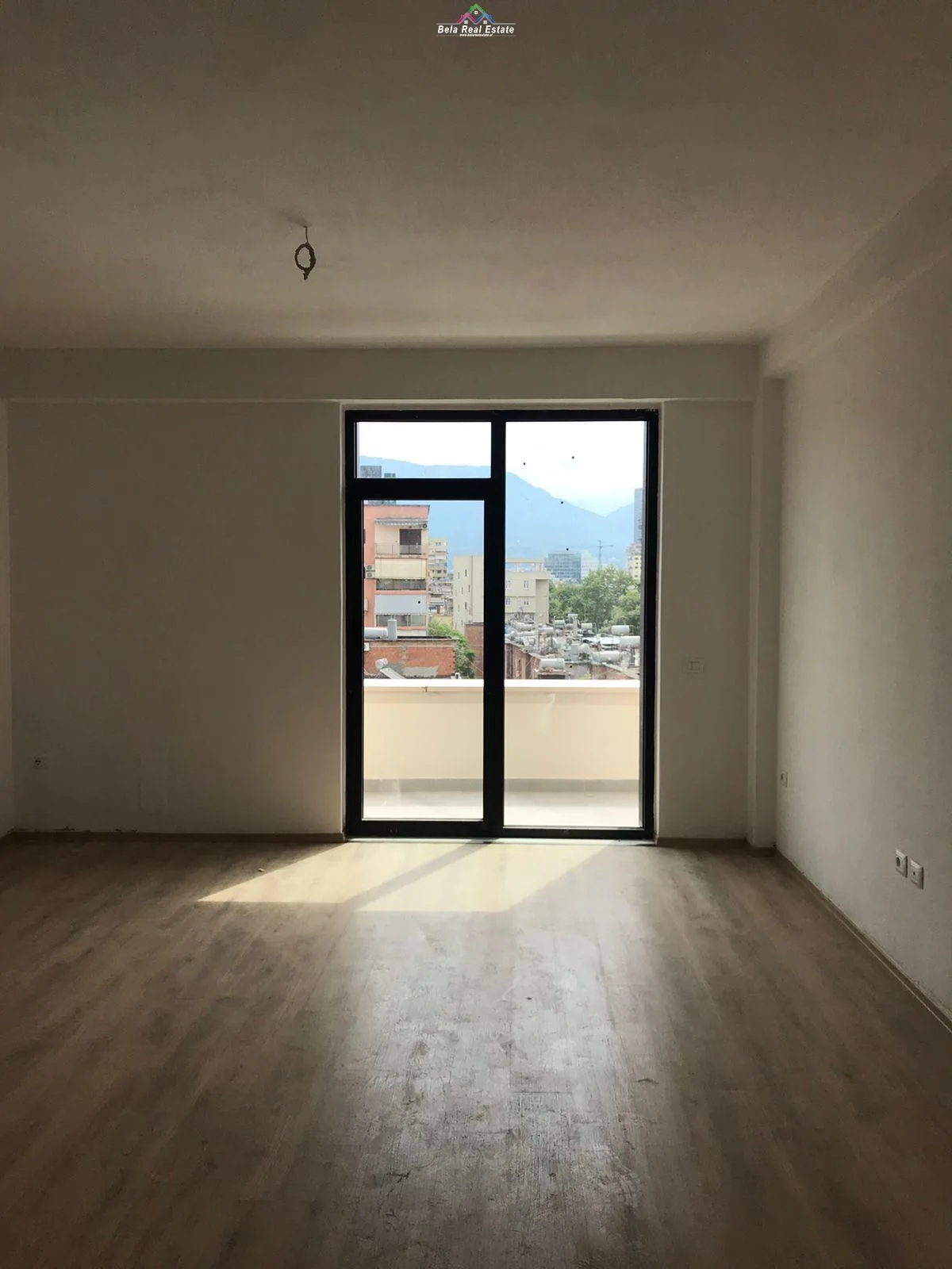 Zyre me qera 3+1+ Post Parkimi ne Myslym Shyri (ID BZ2455) Tirane