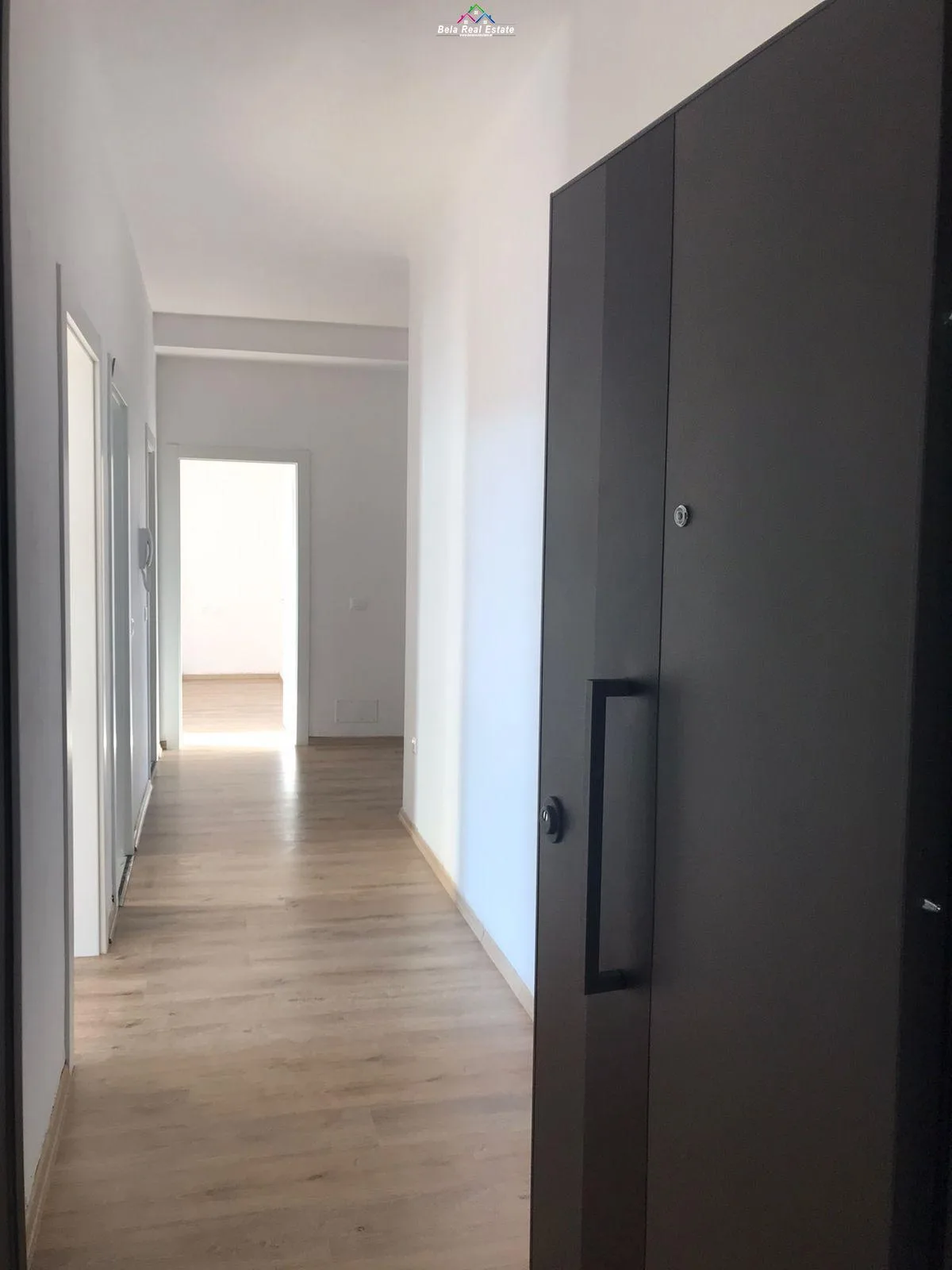 Zyre me qera 3+1+ Post Parkimi ne Myslym Shyri (ID BZ2455) Tirane