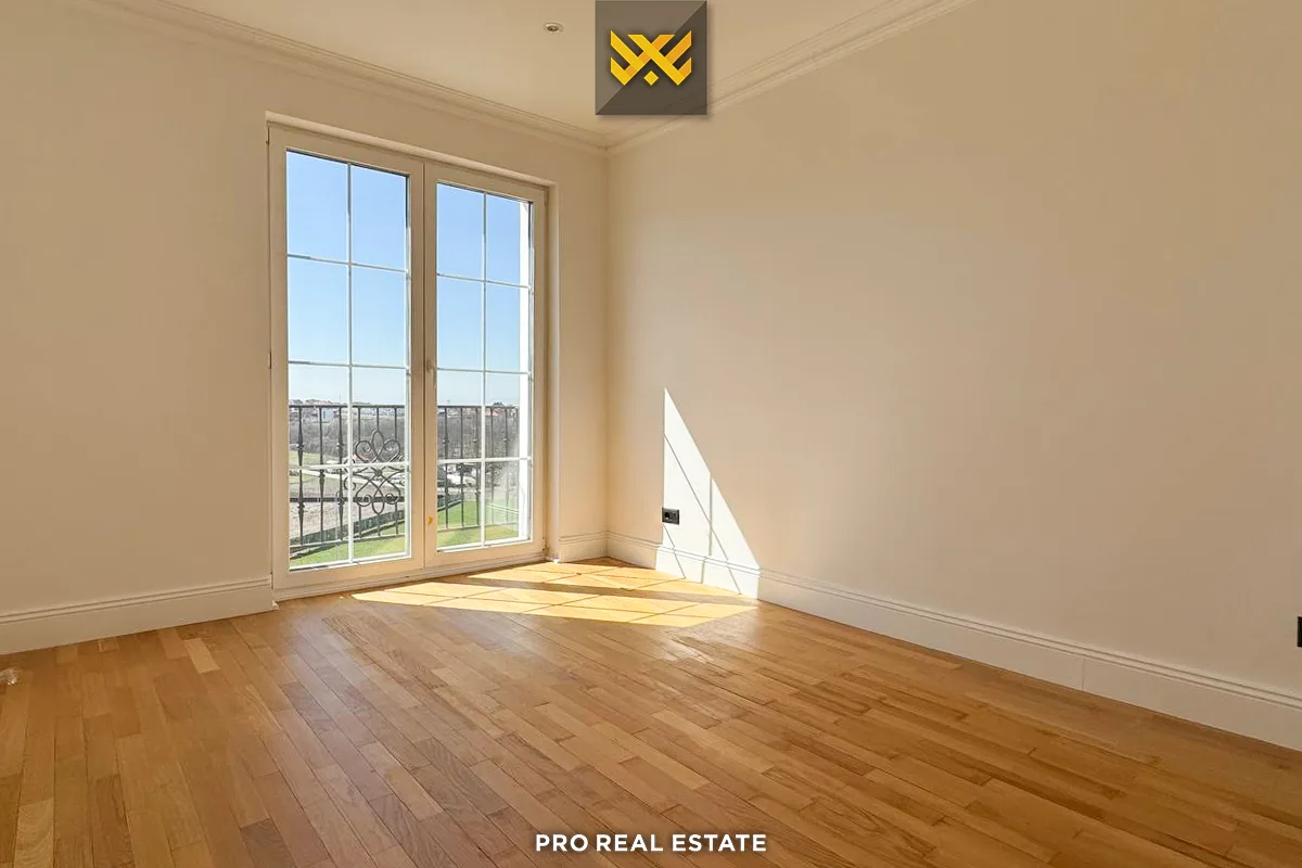 Shtëpi 265m² + 30m² për #SHITJE në Lagjen Chelsea Point.