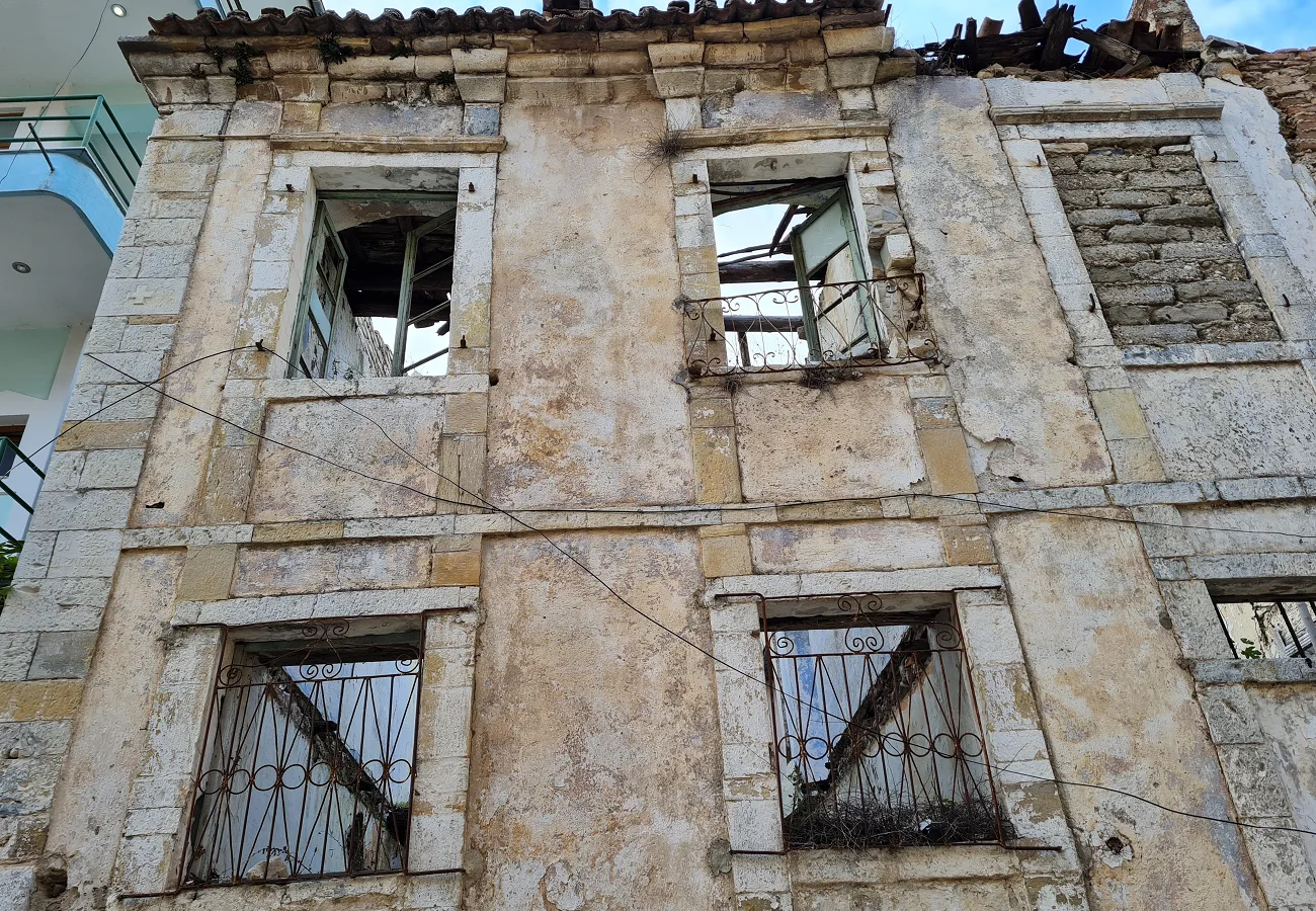 Shitet ndërtesë e vitit 1837 + truall në delvinë, sarandë.