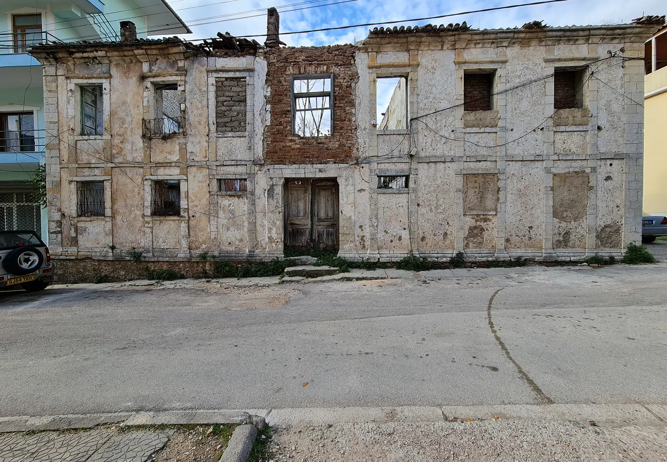 Shitet ndërtesë e vitit 1837 + truall në delvinë, sarandë.
