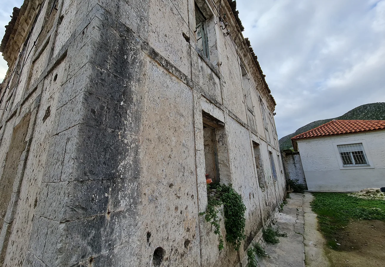 Shitet ndërtesë e vitit 1837 + truall në delvinë, sarandë.