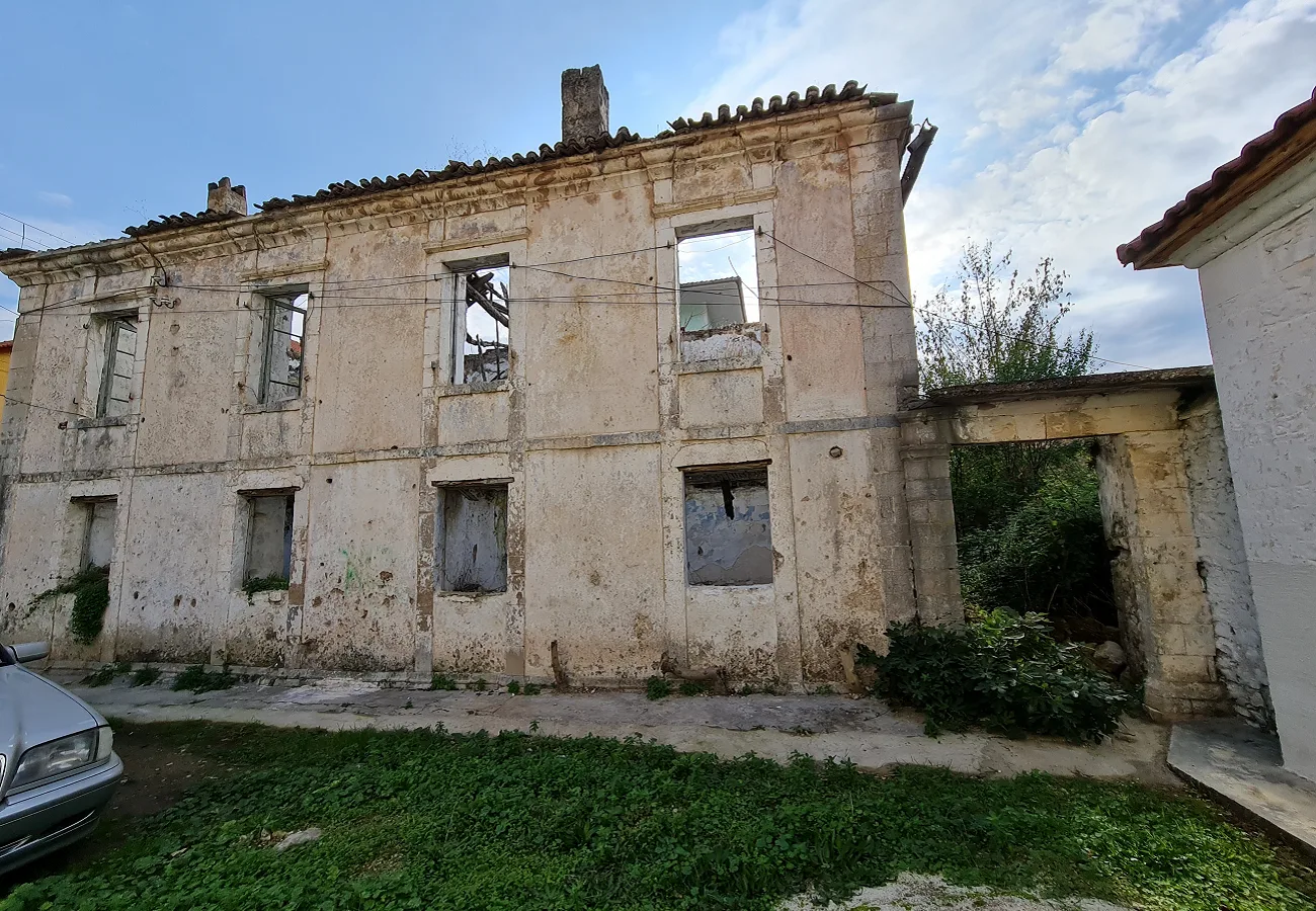 Shitet ndërtesë e vitit 1837 + truall në delvinë, sarandë.