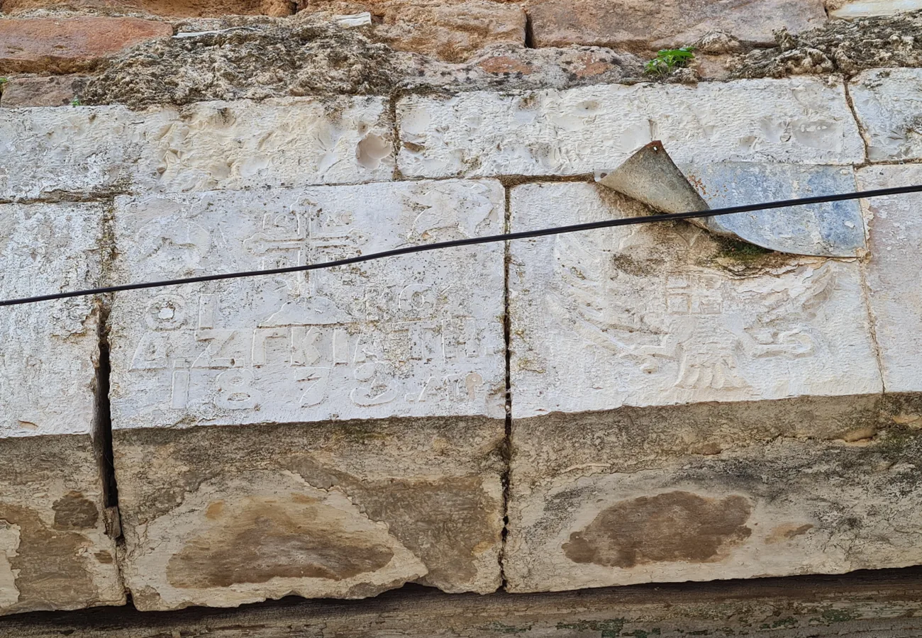 Shitet ndërtesë e vitit 1837 + truall në delvinë, sarandë.