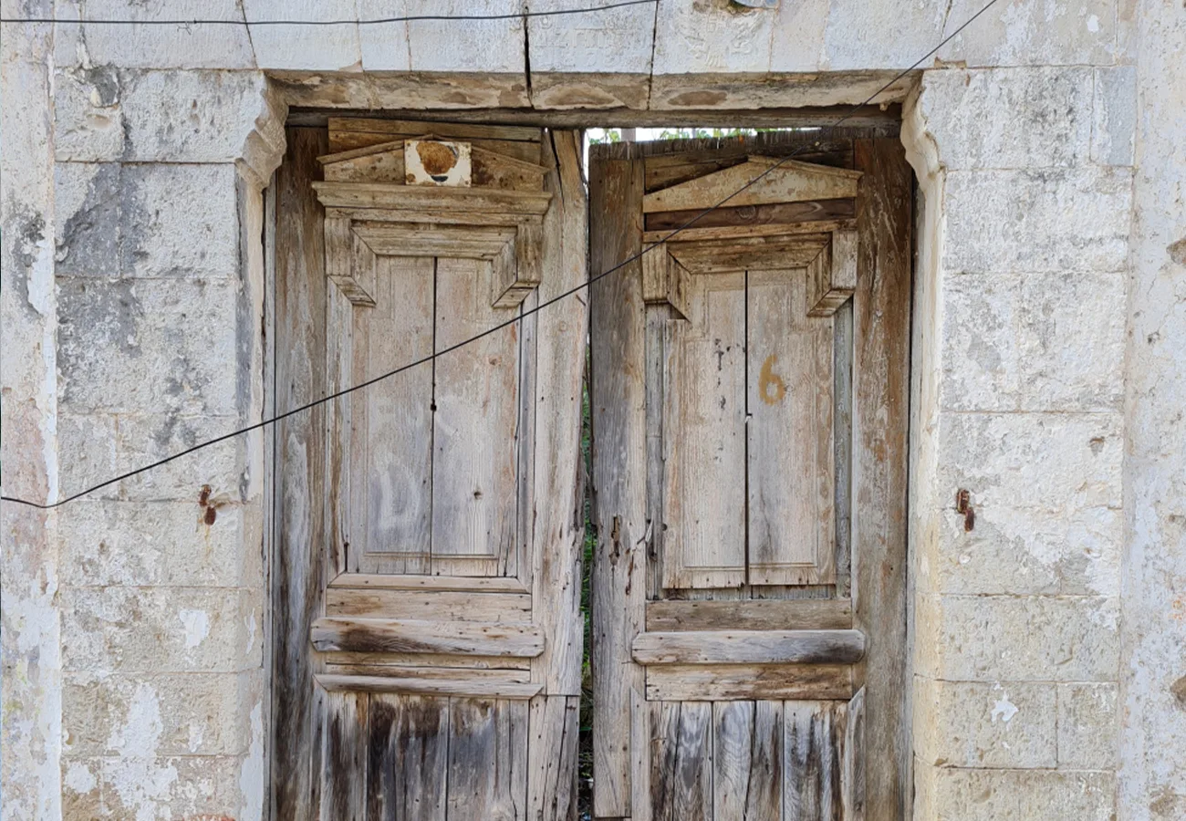 Shitet ndërtesë e vitit 1837 + truall në delvinë, sarandë.