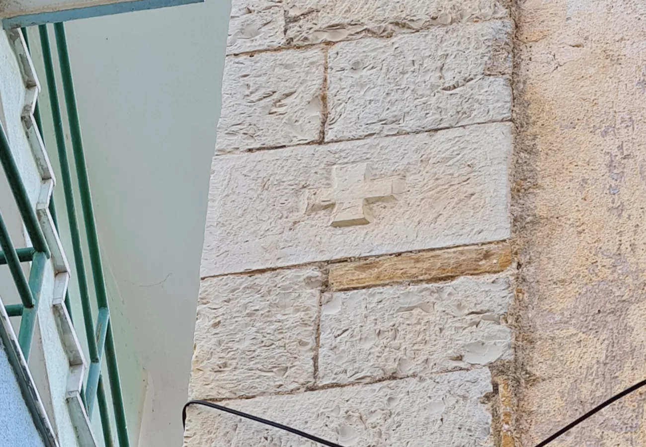 Shitet ndërtesë e vitit 1837 + truall në delvinë, sarandë.