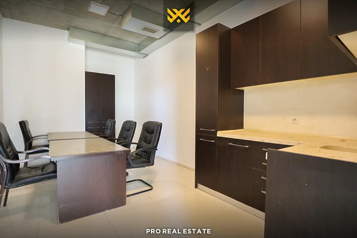 Lokal - Zyre 216m² me #QIRA në Rrugën C.