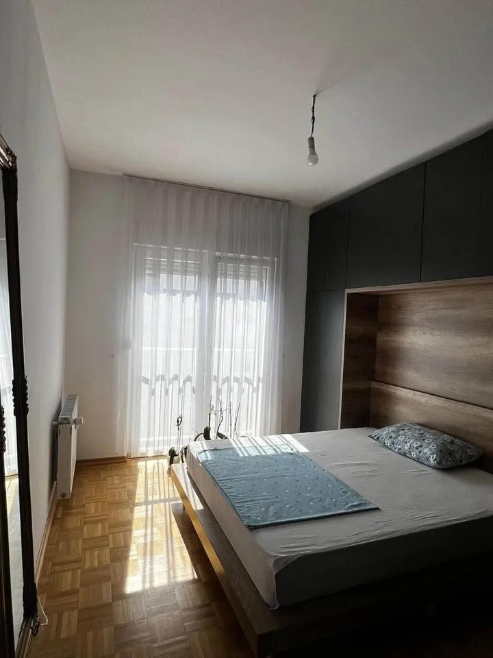 Banesë në shitje në lagjen Mati 1