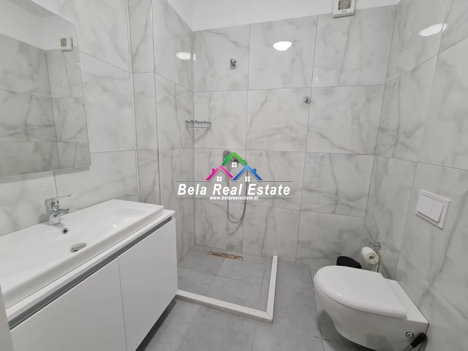 Apartament Luksi 2+1+2 Me Qera Tek Materniteti I Ri (ID B220115) Tirane