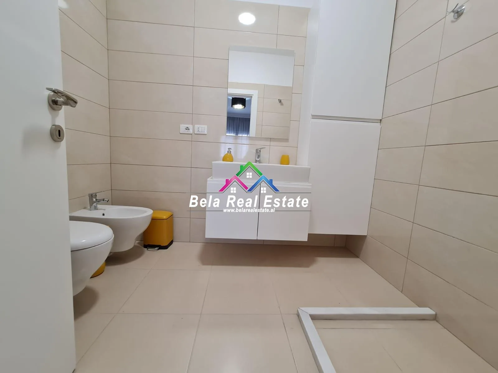 Apartament Luksi 2+1+2 Me Qera Tek Materniteti I Ri (ID B220115) Tirane